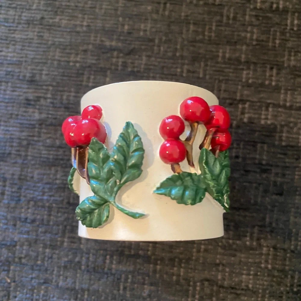Unbranded Napkin Rings Set of 4 White Red Green Excellent Christmas Berries